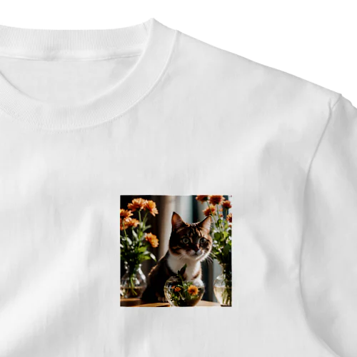 お花のむこうに何かを見つけた猫 ワンポイントTシャツ