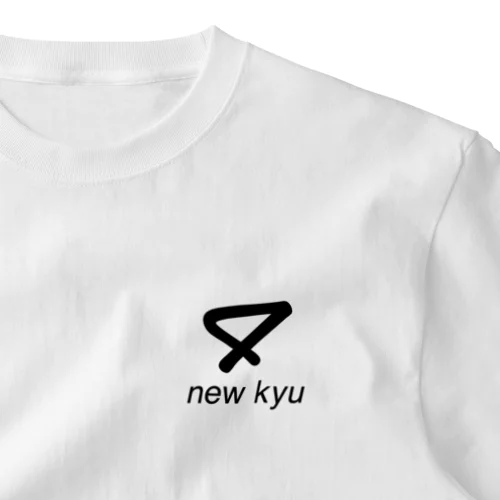 new kyu ロゴ ワンポイントTシャツ