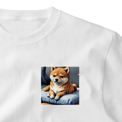 クッションの上でくつろぐ柴犬 ワンポイントTシャツ