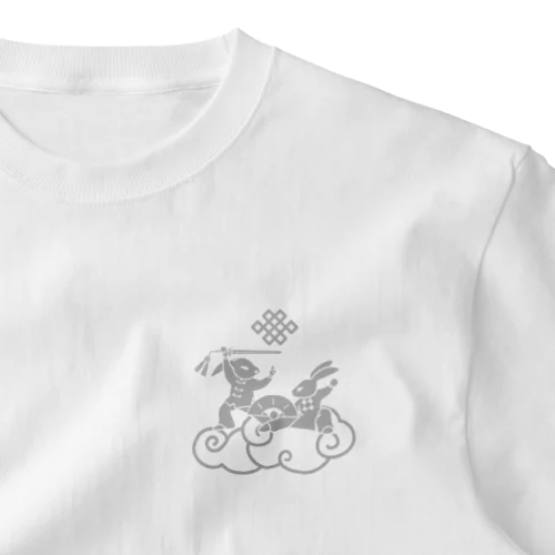 雲に乗る太極拳ウサギ（剣&扇） ワンポイントTシャツ