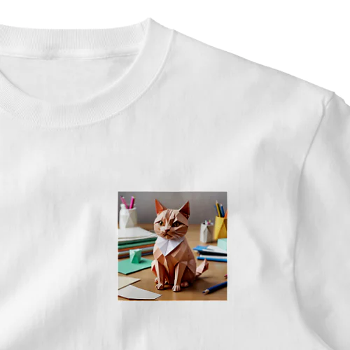 折り紙　机の上に乗っている猫 ワンポイントTシャツ