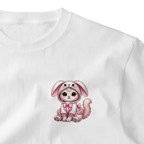 ふわふわバニーコスチュームのかわいい子猫 ワンポイントTシャツ