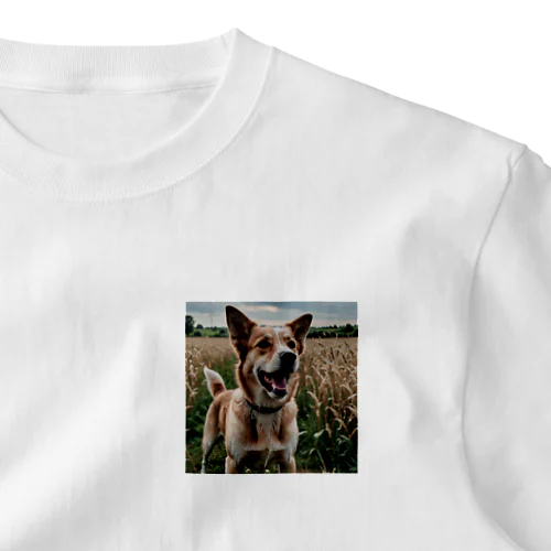 畑で微笑む犬 dog smailing in the ground ワンポイントTシャツ