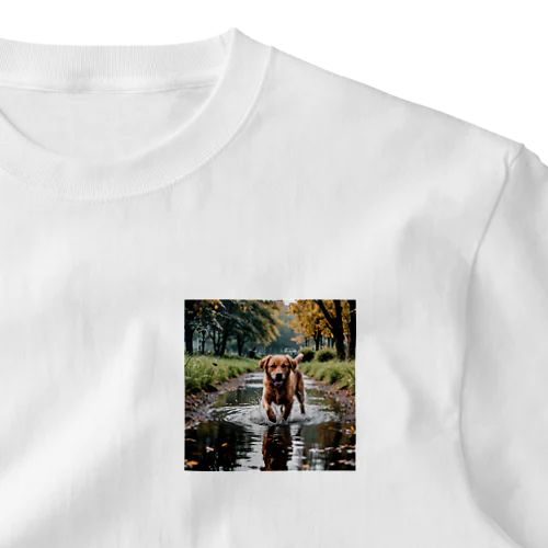 水辺を歩く犬 dog on the water ワンポイントTシャツ