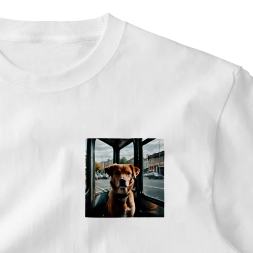 バスの中で座る犬 dog sitting on the bus One Point T-Shirt