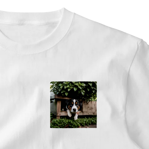 箱の中から覗く犬 dog looking in the box One Point T-Shirt