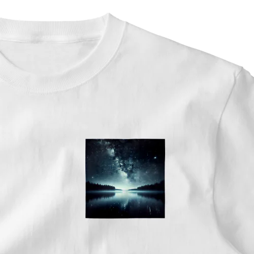 静かな湖に輝く星々が織りなす幻想的な光景 One Point T-Shirt