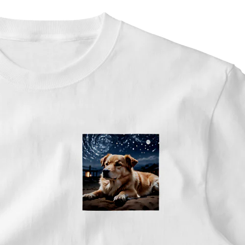 夜の静寂に包まれた写真には、一匹の夜行性の犬が佇んでいます。 ワンポイントTシャツ