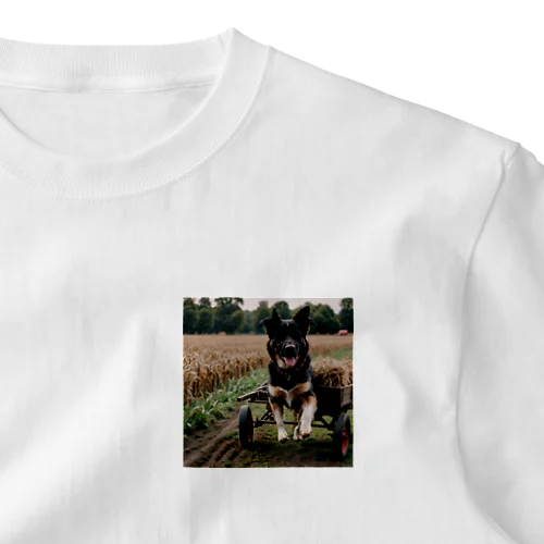 このキュートな写真では、リヤカーを引っ張る愛らしい犬が登場♪  One Point T-Shirt