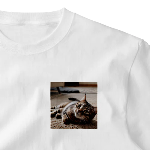 寝転ぶ猫 ワンポイントTシャツ
