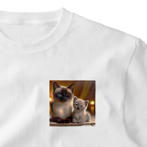 ママと一緒の子猫ちゃん (シャム猫) One Point T-Shirt