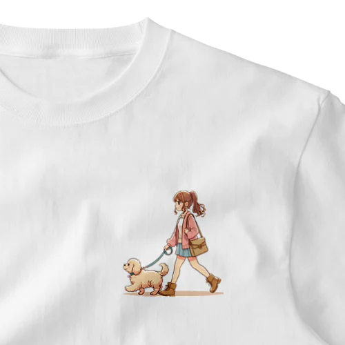 かわいい犬と散歩をする女性 One Point T-Shirt