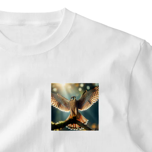 自由に羽ばたく鷹 ワンポイントTシャツ