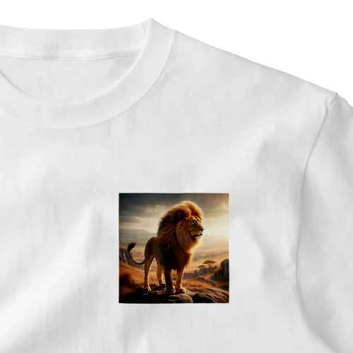 丘の頂上で堂々と佇むライオンの迫力満点の姿！ ワンポイントTシャツ