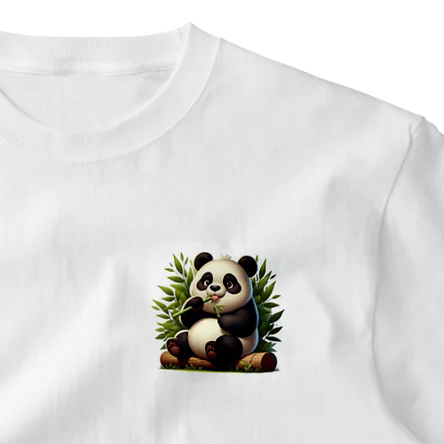 パンダがおいしそうに笹を食べる姿をとらえたキュートな画像です🐼🌿 One Point T-Shirt