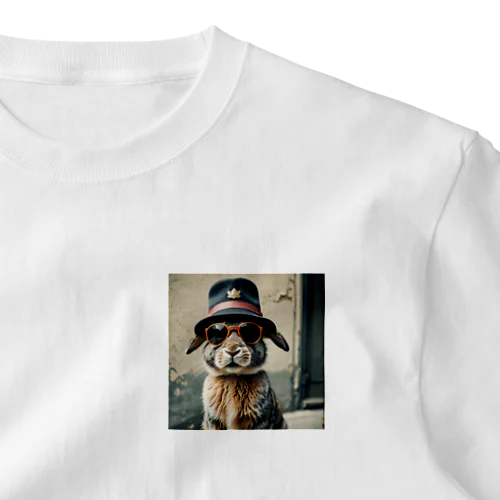 帽子をかぶっているウサギ ワンポイントTシャツ