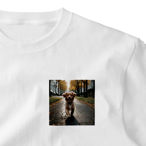 散歩している犬 ワンポイントTシャツ