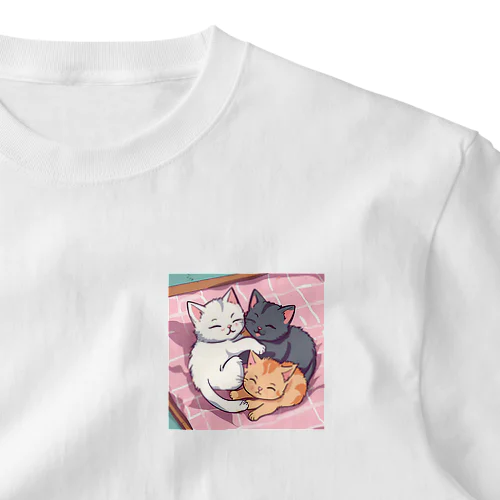 戯れているかわいい子猫 ワンポイントTシャツ