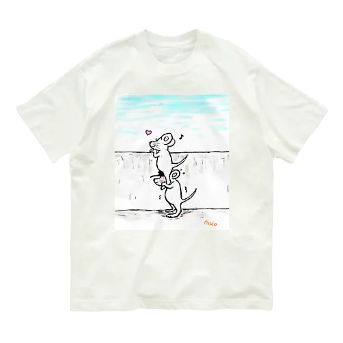 海辺を見つめるリリー、支えるジョーイ Organic Cotton T-Shirt