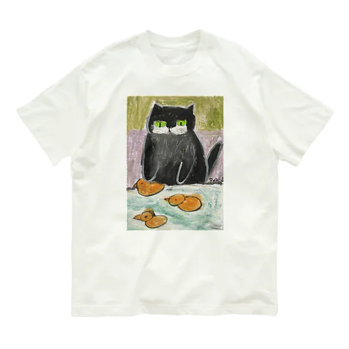 かわいい黒猫がプールで泳いでいるアヒルを楽しそうに見ている Organic Cotton T-Shirt