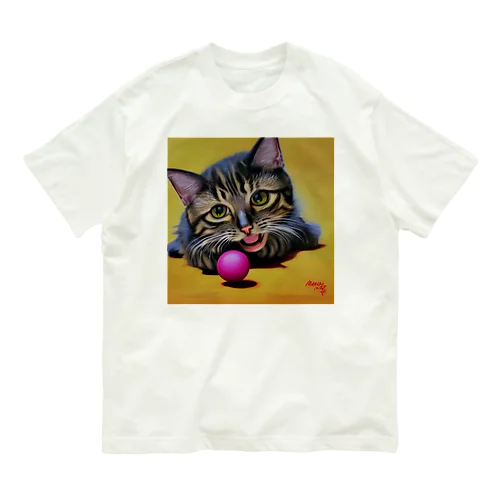 ボールと遊んでいる可愛い猫 オーガニックコットンTシャツ