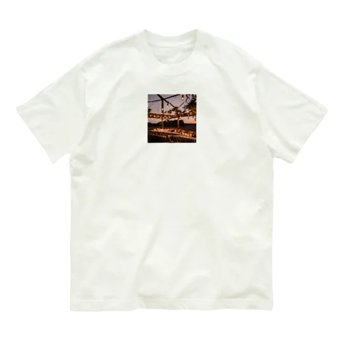 夕暮れ時のイベント会場 Organic Cotton T-Shirt