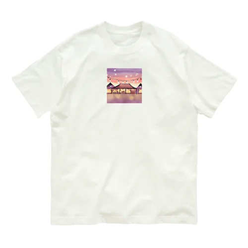 オープンテラスと釣り照明の輝きで夕暮れの美を彩る水彩アート Organic Cotton T-Shirt