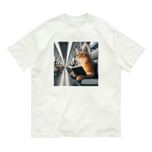 未来の電車の中で読書をしている猫 オーガニックコットンTシャツ