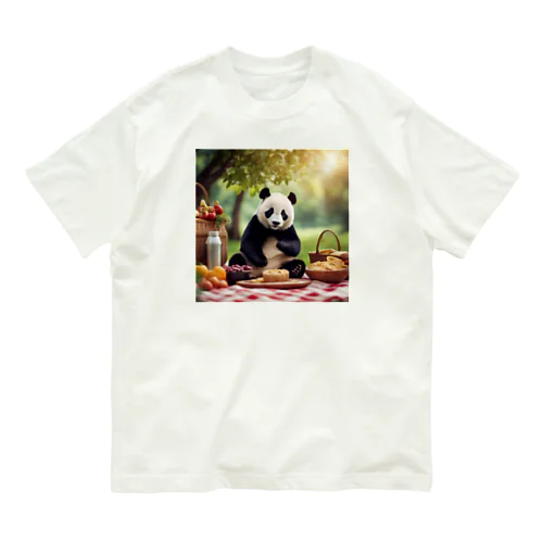 ピクニックしているパンダ オーガニックコットンTシャツ