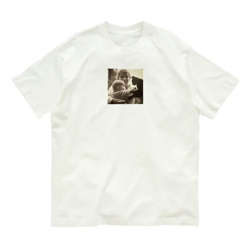 抱かれた赤ちゃんと猫 Organic Cotton T-Shirt