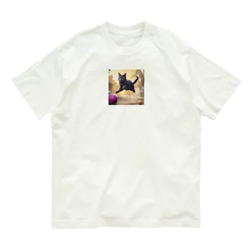 おもちゃを追いかけジャンプする猫ちゃん オーガニックコットンTシャツ