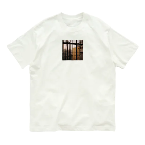 窓から覗く荒廃した建物が立ち並ぶ無人の通り Organic Cotton T-Shirt