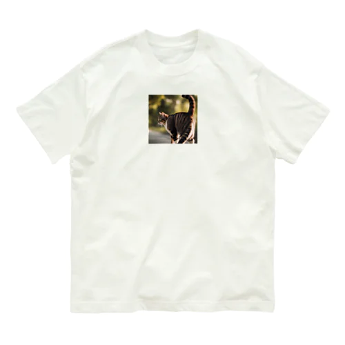 尻尾を立てて逃げようとしている猫 Organic Cotton T-Shirt