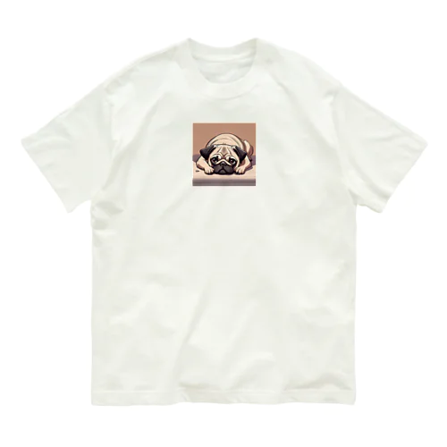 伏せして見つめるパグ Organic Cotton T-Shirt