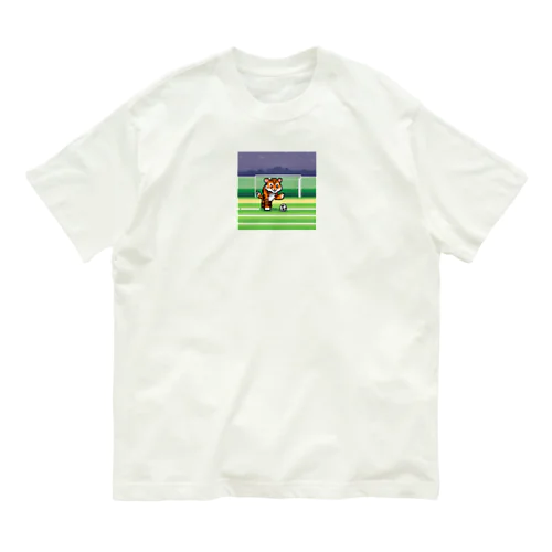 サッカーをしているトラ オーガニックコットンTシャツ