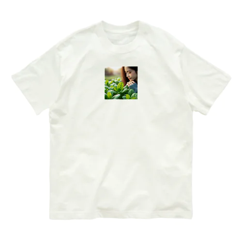 畑のほうれん草に感動するお姉さん Organic Cotton T-Shirt