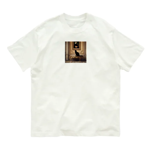 絵画をバックにたたずむ黒猫 Organic Cotton T-Shirt