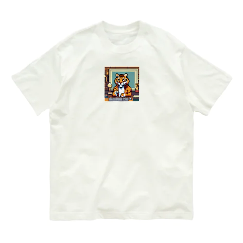 クロスワードパズルを解いているトラ オーガニックコットンTシャツ