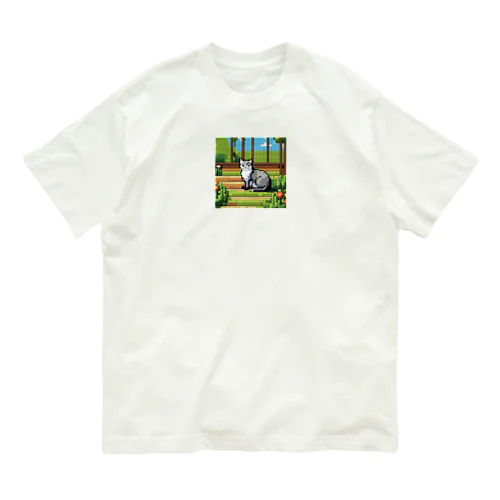 ガーデンで日向ぼっこしている猫 Organic Cotton T-Shirt