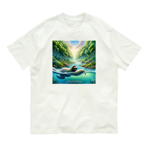 時間の流れを象徴する川の中でゆったりと泳ぐ、ナマケモノの姿🌿 Organic Cotton T-Shirt