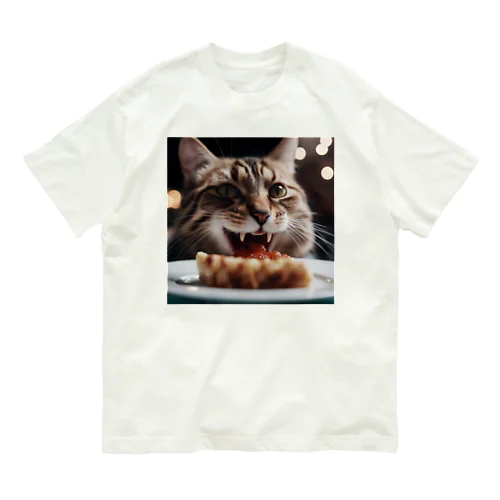 ごはんを食べている猫 オーガニックコットンTシャツ