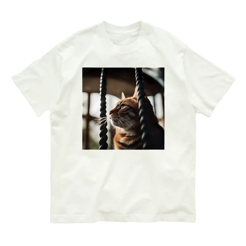 タワーに登っている猫 Organic Cotton T-Shirt