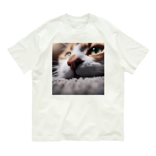 カーペットでごろんとする猫 オーガニックコットンTシャツ