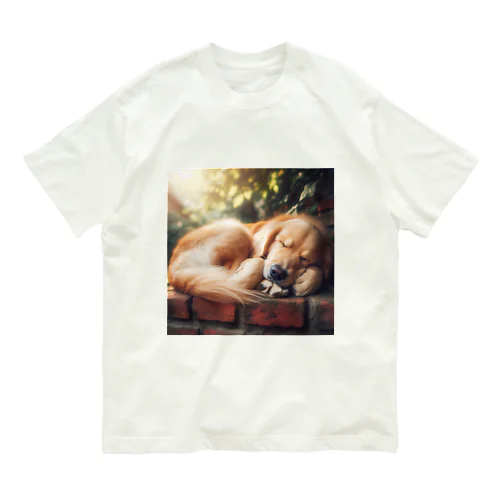 犬がぐっすり眠っている姿、超キュート！🐶💤 Organic Cotton T-Shirt