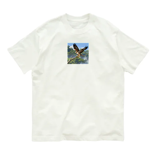 空中でバランスを保っているタカ Organic Cotton T-Shirt