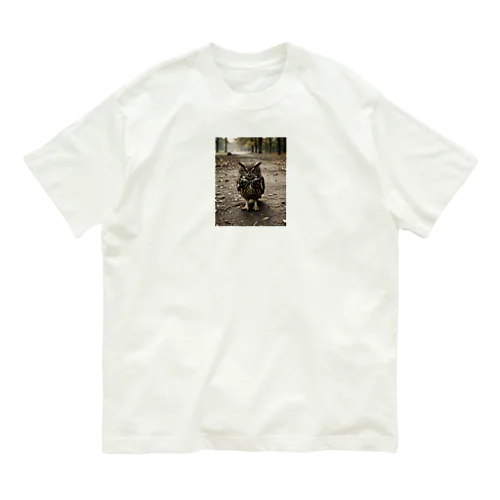 地面を歩くフクロウ Organic Cotton T-Shirt