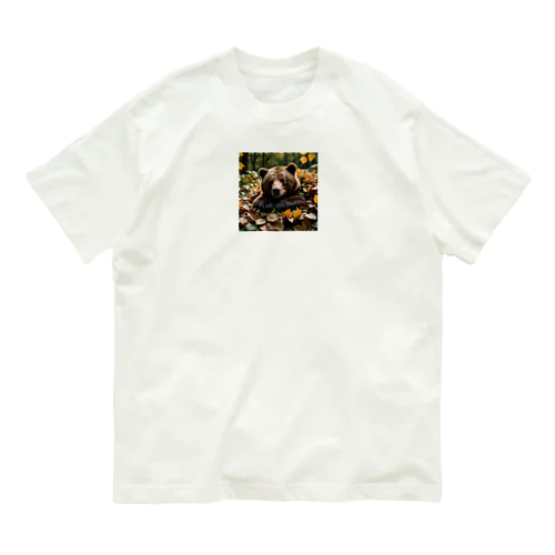 葉っぱでベッドを作って寝ているクマ Organic Cotton T-Shirt