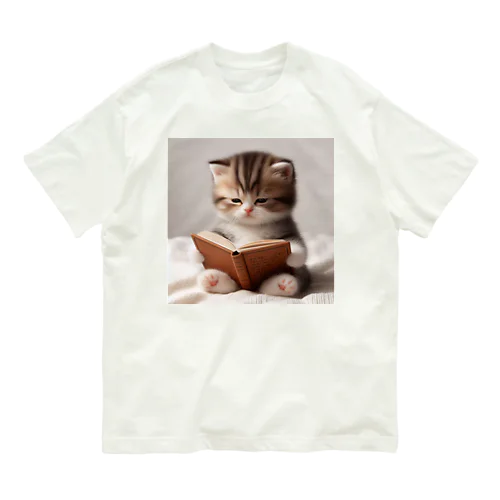 読書する赤ちゃんネコのグッズ オーガニックコットンTシャツ