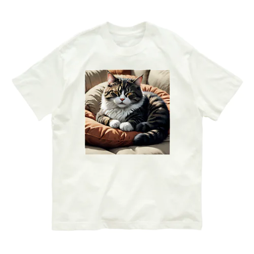 ソファのクッションの上で眠る猫 Organic Cotton T-Shirt