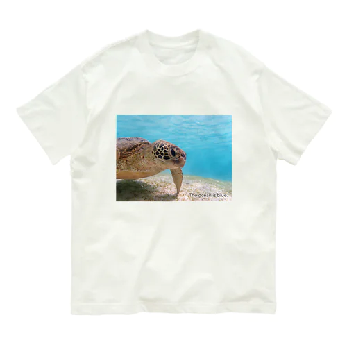 The ocean is blue. 海ガメと青い海 オーガニックコットンTシャツ